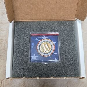Commemorative TWIN TOWERS MEDALLION Gold and Silver Pin - New
